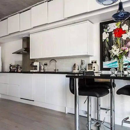 Canal-Side Apartment In Shoreditch